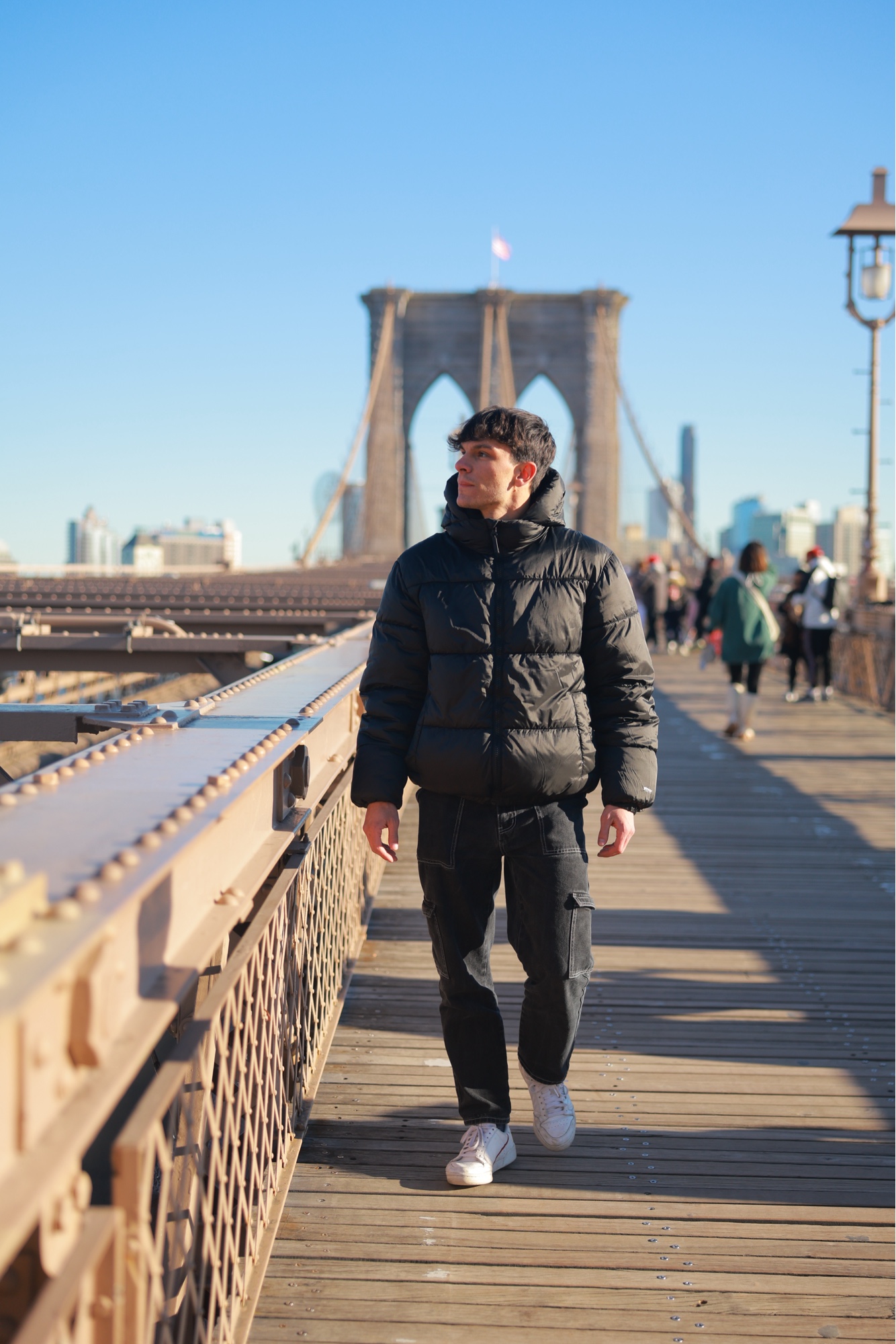 Simone Titotto sul Brooklyn Bridge, New York