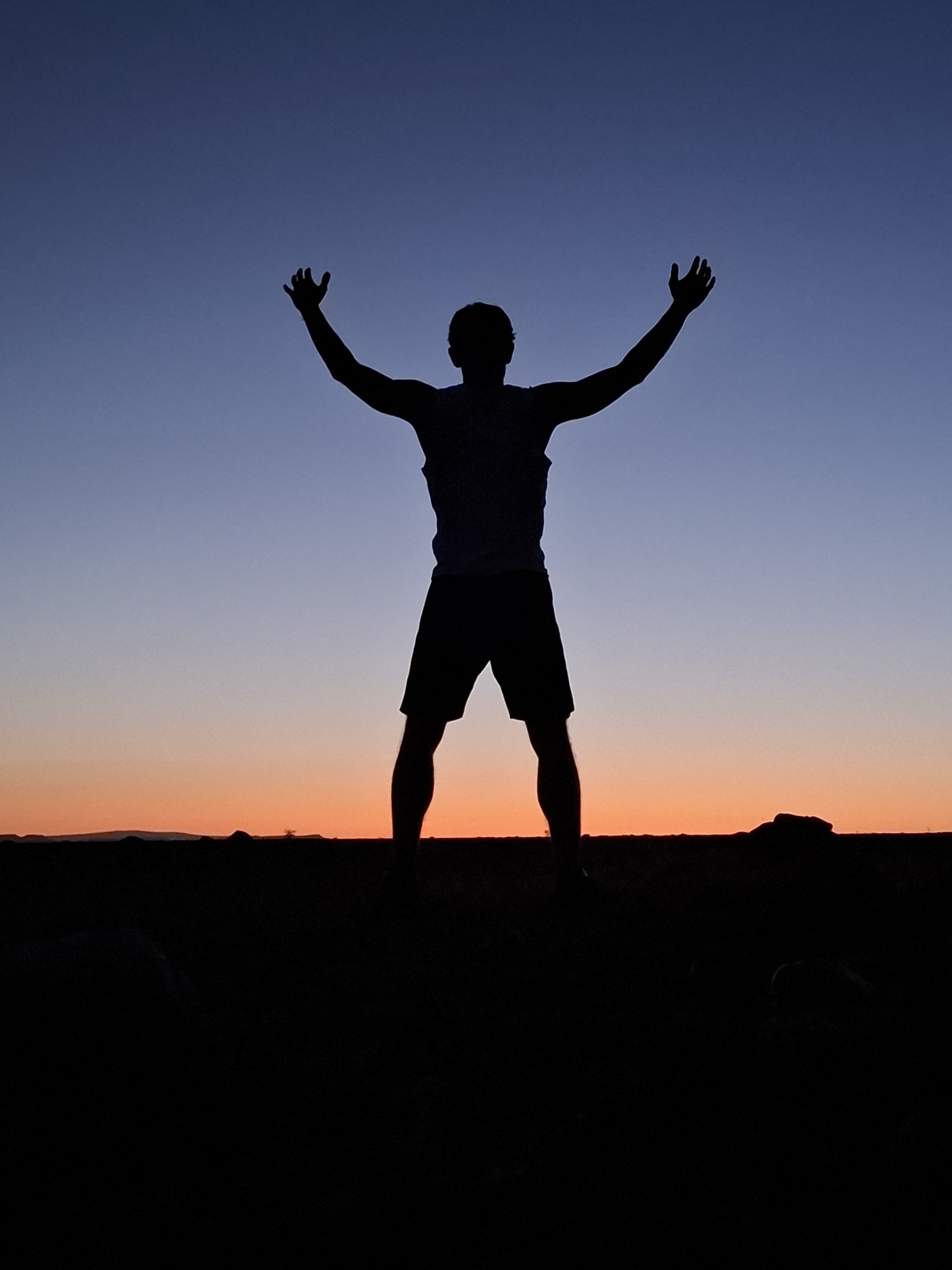 Simone Titotto al tramonto nel deserto del Sahara