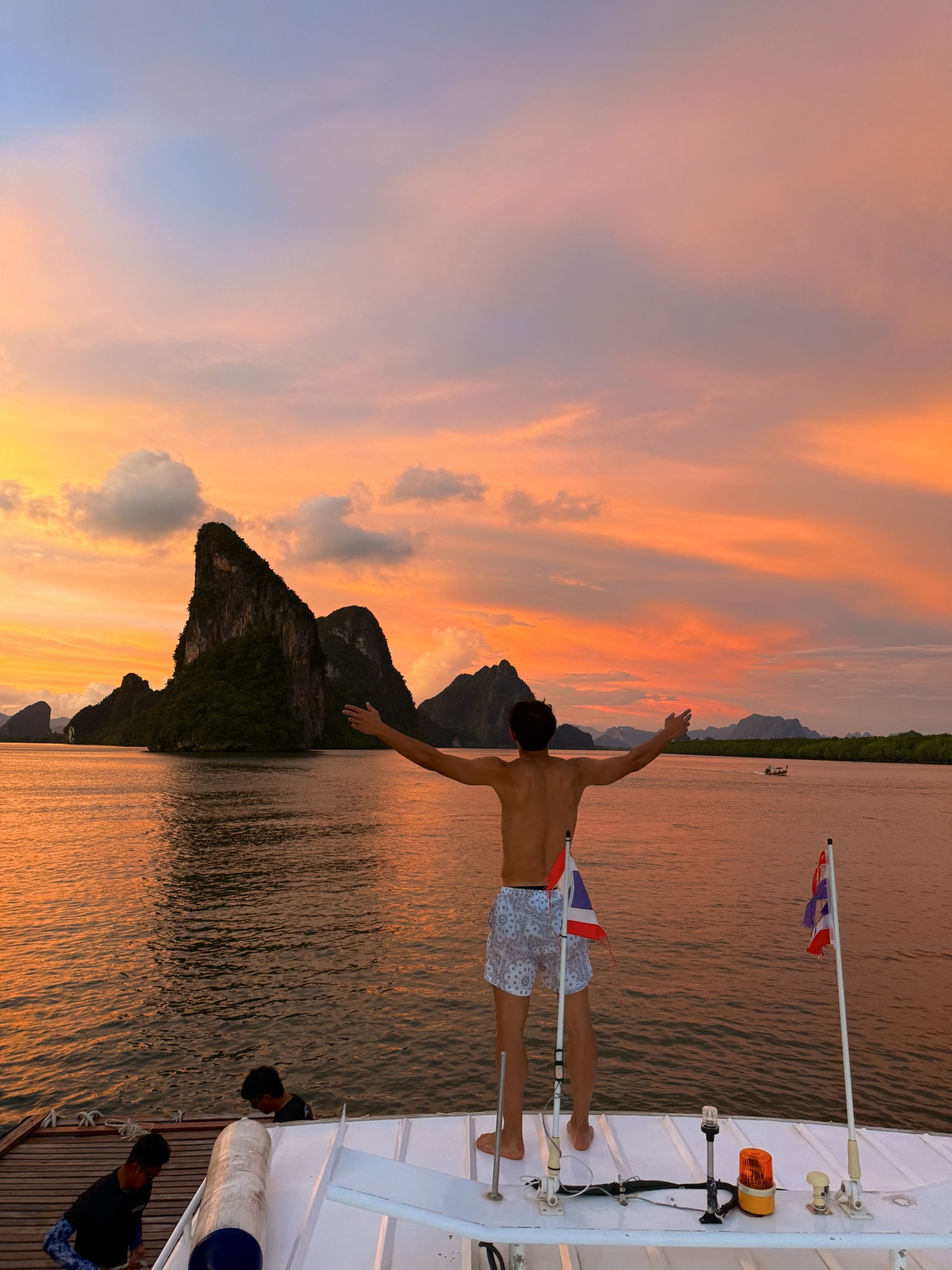 Simone Titotto al tramonto, braccia aperte sul mare della Thailandia